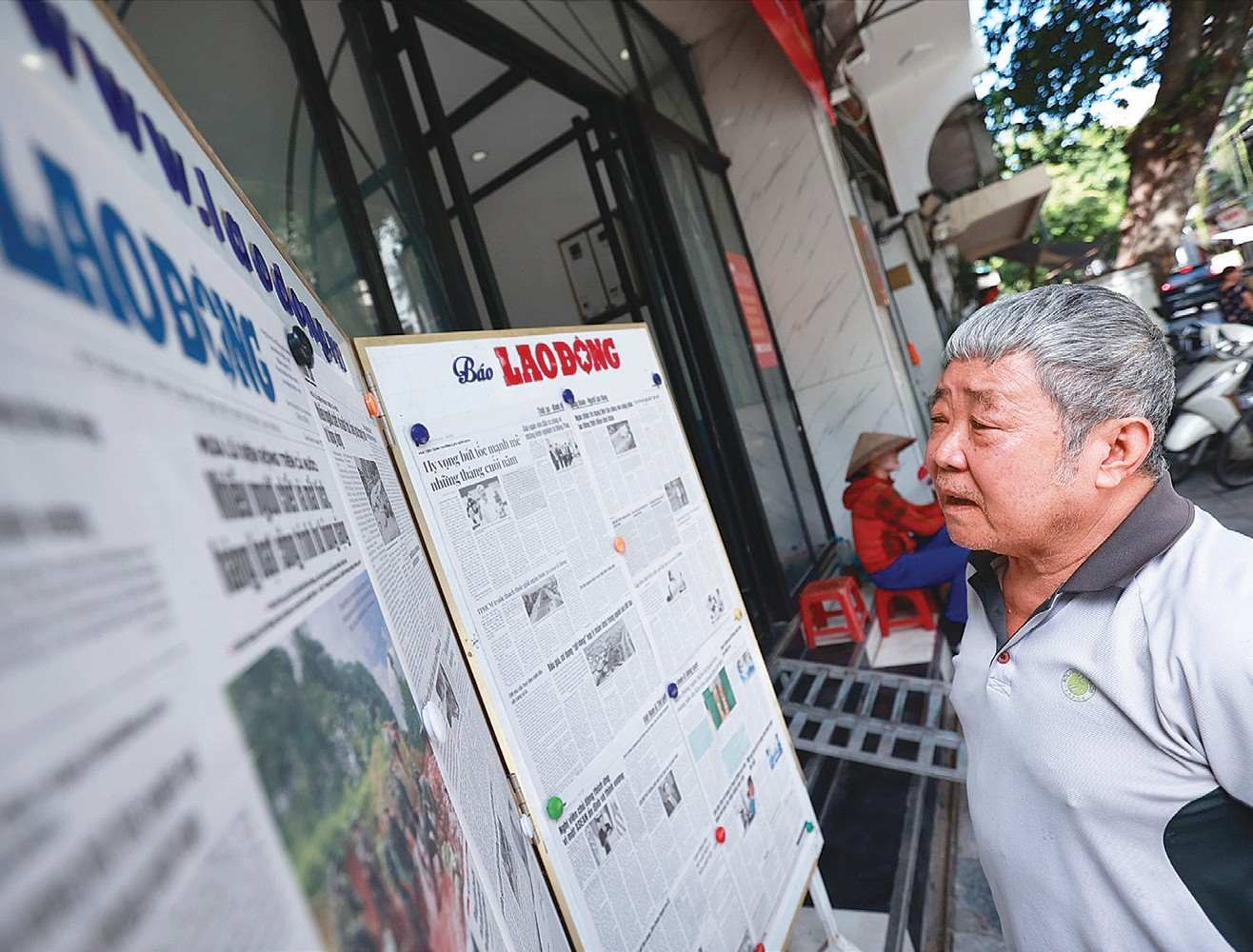 Ông Bảo - một bạn đọc giữ thói quen đọc báo in tại Trụ sở Báo Lao Động 51 Hàng Bồ, Hoàn Kiếm, Hà Nội. Ảnh: HẢI NGUYỄN