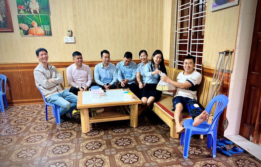 Bà Trần Thị Xoan - Chủ tịch Công đoàn Công ty TNHH Thép đặc biệt Shengli Việt Nam đang trao quà cho người lao động. Ảnh: Văn Chung