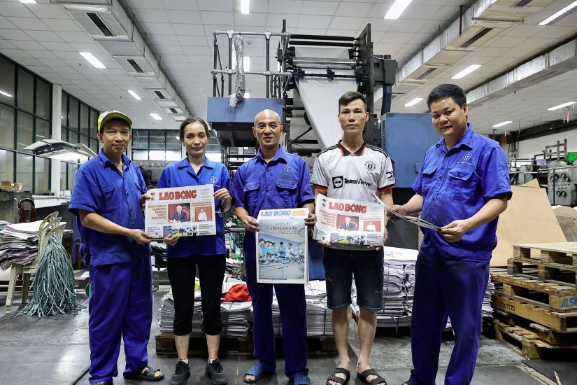 Những người giữ lửa cho nghề in báo. Ảnh: VIỆT ANH