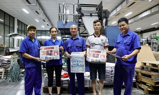 Những người giữ lửa cho nghề in báo. Ảnh: VIỆT ANH