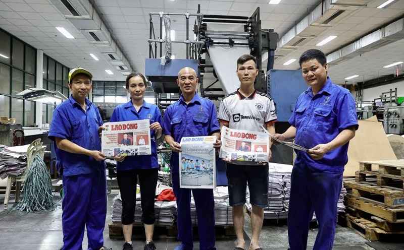 Những người giữ lửa cho nghề in báo. Ảnh: VIỆT ANH