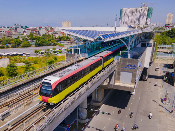 Tuyến đường sắt đô thị metro Nhổn - Ga Hà Nội dài 12,5km với tổng mức đầu tư gần 35.000 tỉ đồng từ nguồn vốn ODA. Trong đó, đoạn trên cao (Nhổn - Cầu Giấy) dài 8,5km và đoạn đi ngầm (Cầu Giấy - Ga Hà Nội) dài 4km. Dự án khởi công năm 2010, kế hoạch hoàn thành năm 2015 nhưng sau nhiều “lỡ hẹn”, mốc hoàn thành mới toàn tuyến là năm 2027, đoạn trên cao đã đưa vận hành thương mại tháng 8.2024.