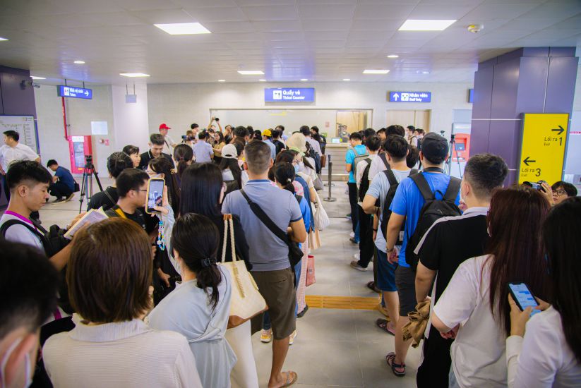 Đúng 8h ngày 8.8.2024, tuyến metro Nhổn - Ga Hà Nội chính thức đi vào vận hành, khai thác thương mại đoạn trên cao (đoạn từ Nhổn - Cầu Giấy). Theo ghi nhận của phóng viên Báo Lao Động, ngay từ sáng sớm, tại ga S1 Nhổn, hàng dài người dân đã đến xếp hàng trải nghiệm tuyến tàu điện trên cao, đa phần đều là các bạn trẻ.