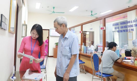 Công chức bộ phận "một cửa" UBND quận Hai Bà Trưng hỗ trợ người dân giải quyết thủ tục hành chính. Ảnh: Đình Hiệp