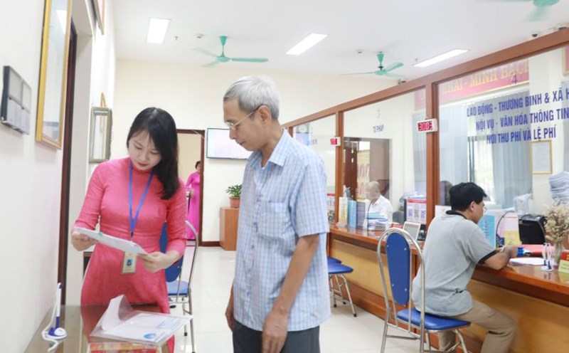 Công chức bộ phận "một cửa" UBND quận Hai Bà Trưng hỗ trợ người dân giải quyết thủ tục hành chính. Ảnh: Đình Hiệp