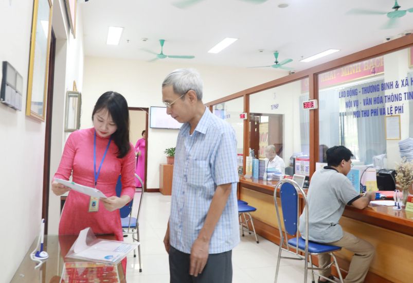 Cử tri phường Quang Trung (quận Hà Đông, Hà Nội) xem danh sách niêm yết cử tri. Ảnh: Tuấn Việt