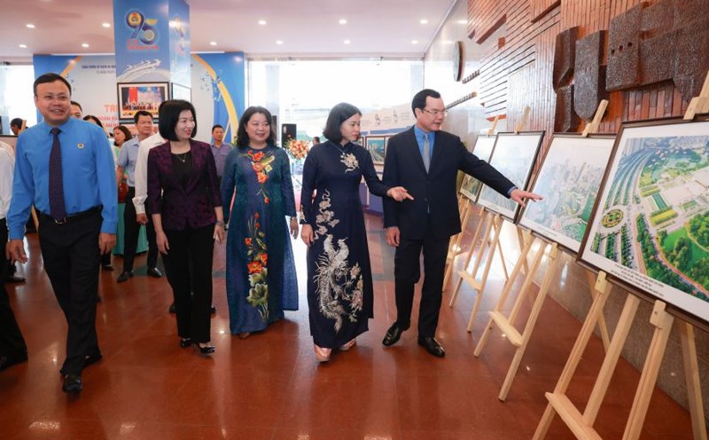 Ủy viên T.Ư Đảng, Chủ tịch Tổng LĐLĐVN Nguyễn Đình Khang (ngoài cùng bên phải) và lãnh đạo TP Hà Nội, LĐLĐ TP Hà Nội thăm khu trưng bày Công đoàn Hà Nội. Ảnh: Hải Nguyễn
