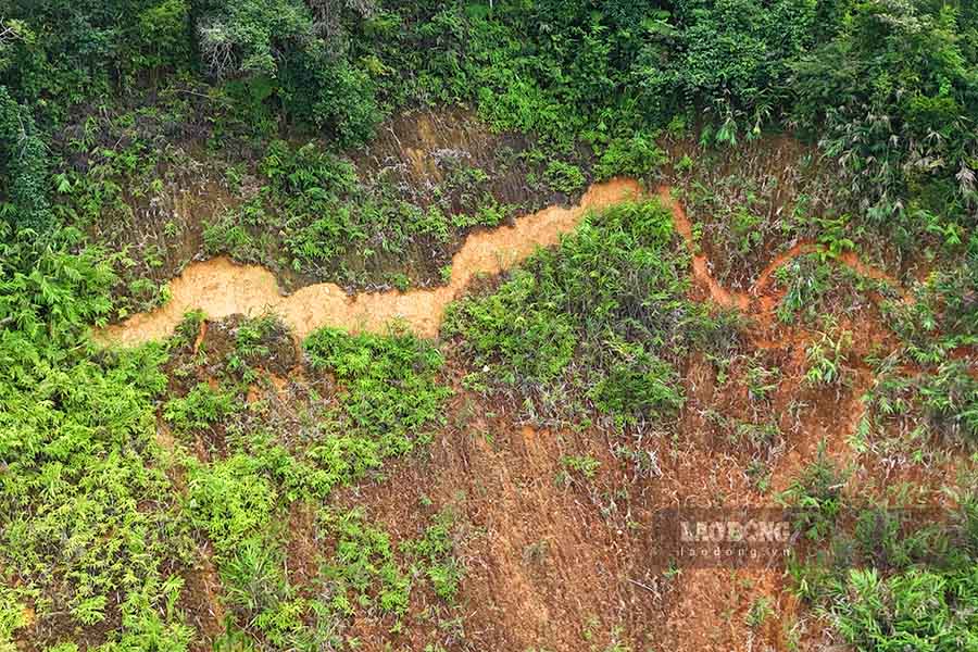 Due to continuous heavy rain in recent days, many cracks with high risk of landslides appeared in the Do slope area, block 20/7, Tuan Giao town, Tuan Giao district, Dien Bien province.