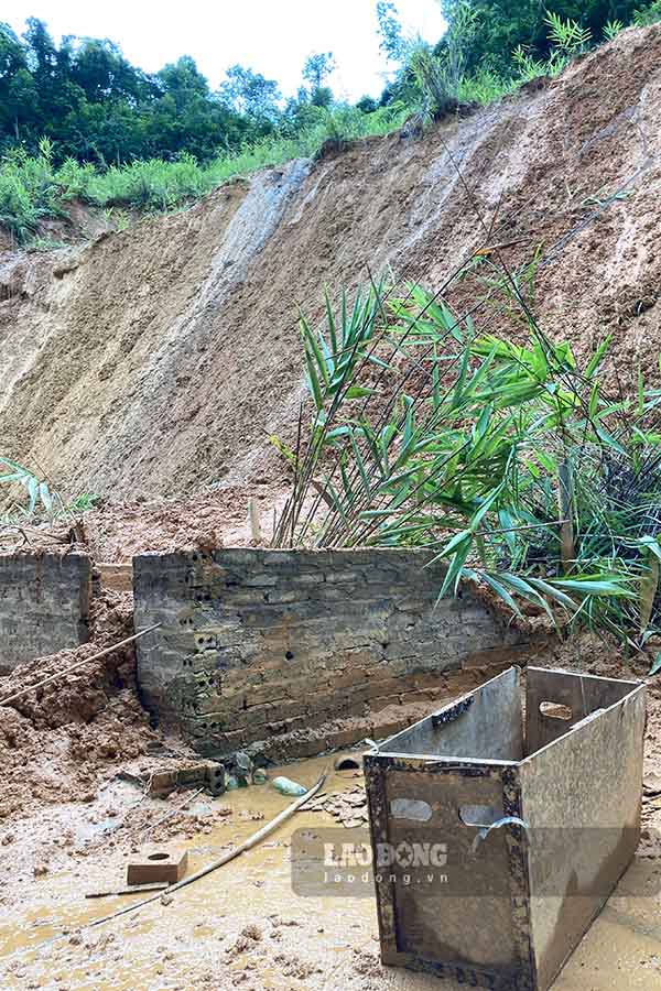 “Regarding the recovery work, in the immediate future, the district has asked households located in areas at risk of landslides to move people and property to a safe place. Build a traffic blockade at the road section in the landslide area" - Mr. Ha Cam Hong emphasized.