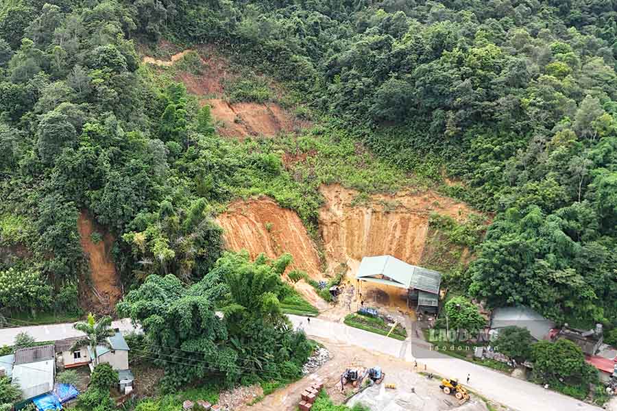 Hàng loạt vết nứt đang đe dọa trực tiếp đến cuộc sống của hàng chục hộ dân và tuyến đường giao thông.