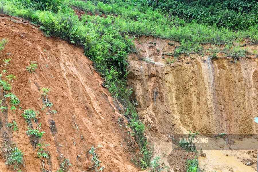 The slide is about 150m long, 42m high (from the top of the slide to the road surface) and the area of ​​the slide is about 6,300m2.