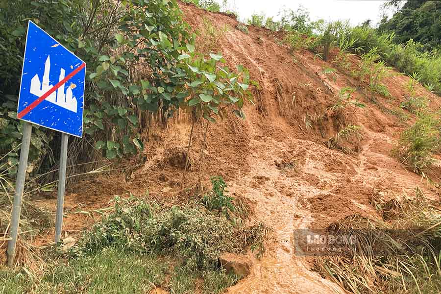 According to the reporter's records, the entire area of ​​loose, loose and fragmented rock and soil slide is sliding intermittently with small volumes. The risk of very large landslides can occur at any time during heavy rain.