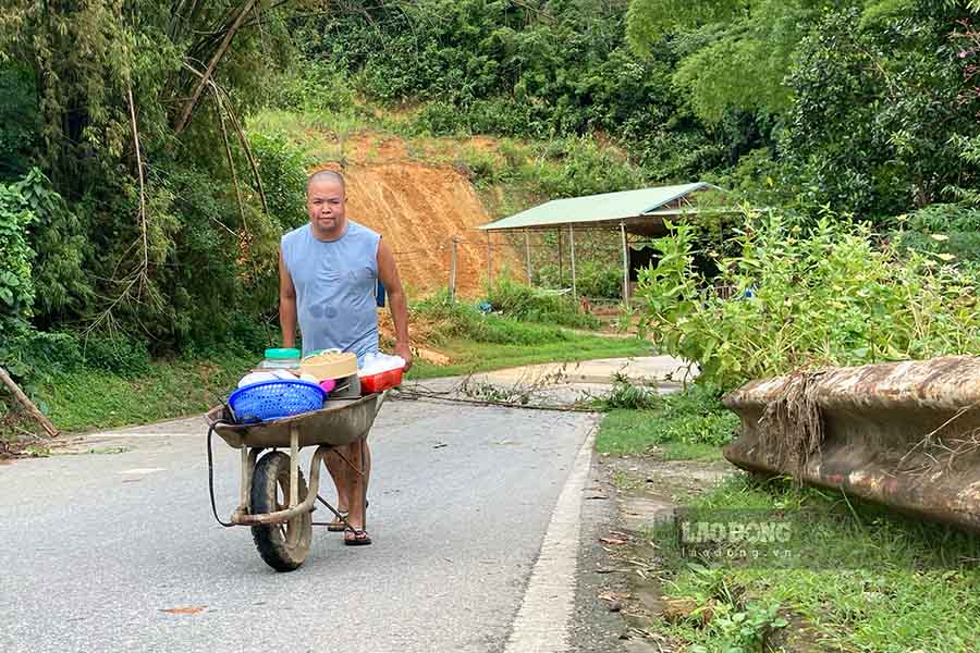 Dang Van Hien (42 years old, Tuan Giao town) said: "Since receiving notice of serious landslides on the Red slope hillside, the family has been supported by local authorities to relocate to a safe place." Not far away at all. Everyone in the family is confused and scared, not knowing when they can return to their old home."