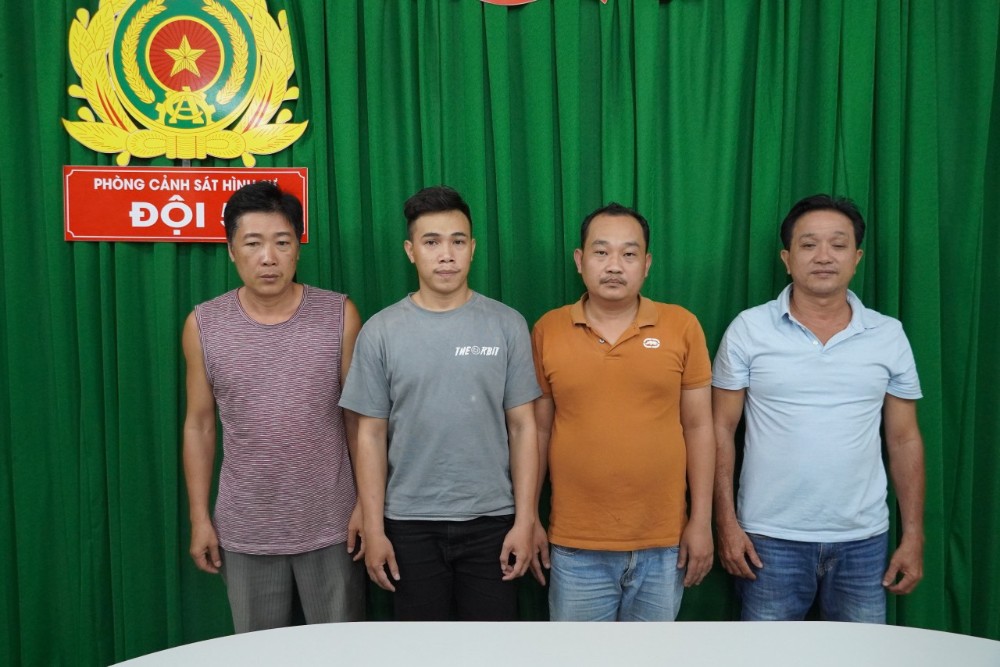 Từ trái sang: Thành, Tú, Toán, Nhiên bị bắt giữ vì tổ chức cá độ bóng đá. Ảnh: Công an cung cấp