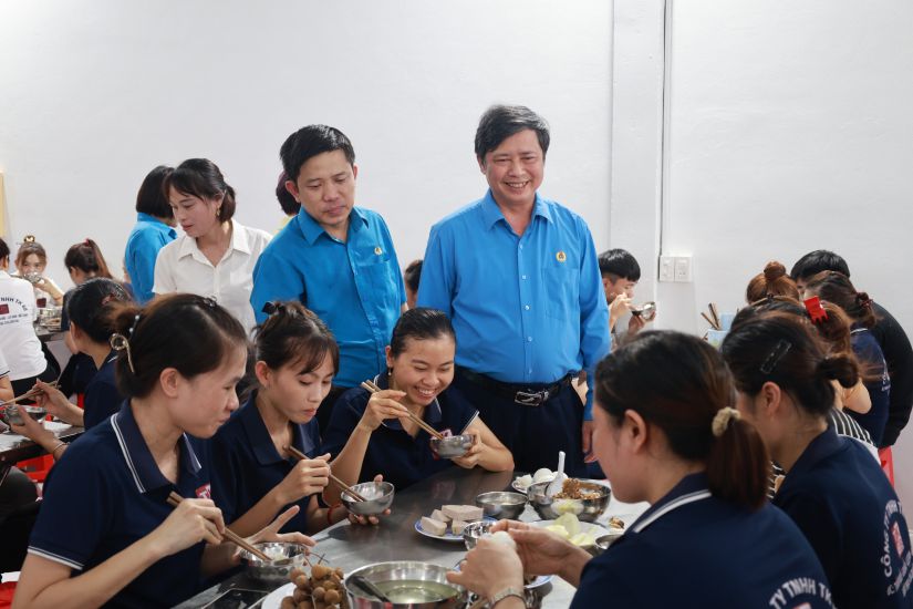 Chủ tịch LĐLĐ tỉnh Bắc Giang Nguyễn Văn Cảnh dự bữa cơm Công đoàn của công nhân lao động tại Công ty TNHH TK 68. Ảnh: Quyết Chiến