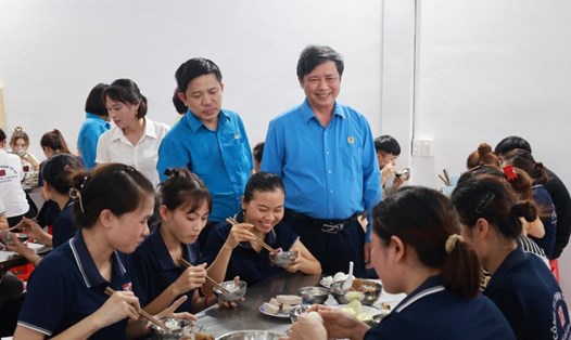 Chủ tịch LĐLĐ tỉnh Bắc Giang Nguyễn Văn Cảnh dự bữa cơm Công đoàn của công nhân lao động tại Công ty TNHH TK 68. Ảnh: Quyết Chiến