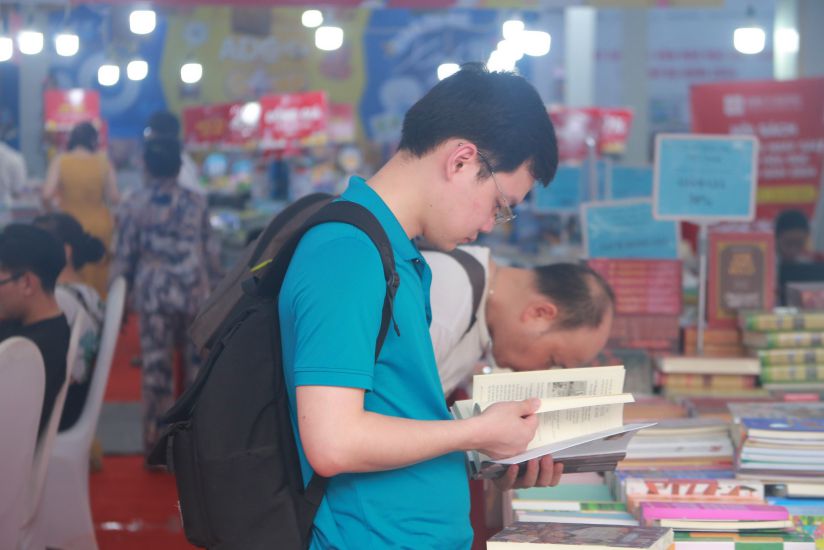 Bạn đọc chọn sách tại hội chợ sách trong khuôn khổ Ngày Sách và Văn hóa đọc Việt Nam 2024. Ảnh: Thùy Trang