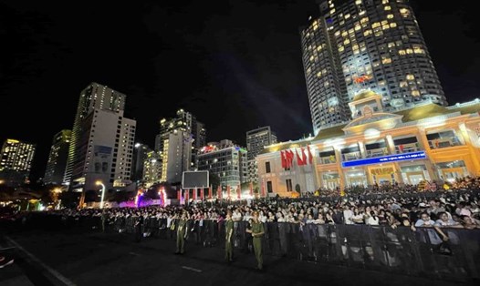 Khánh Hòa nhận 2 kỷ lục Guinness Thế giới trong đêm bế mạc Lễ hội Vịnh ánh sáng quốc tế. Ảnh: HỮU LONG