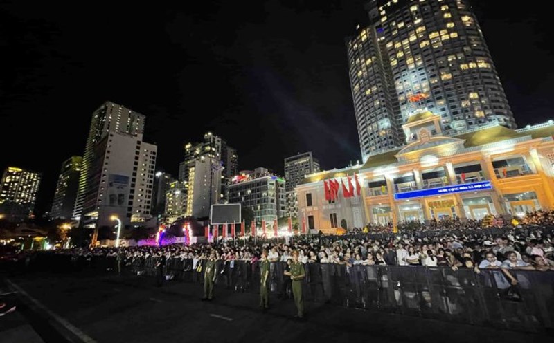 Khánh Hòa nhận 2 kỷ lục Guinness Thế giới trong đêm bế mạc Lễ hội Vịnh ánh sáng quốc tế. Ảnh: HỮU LONG