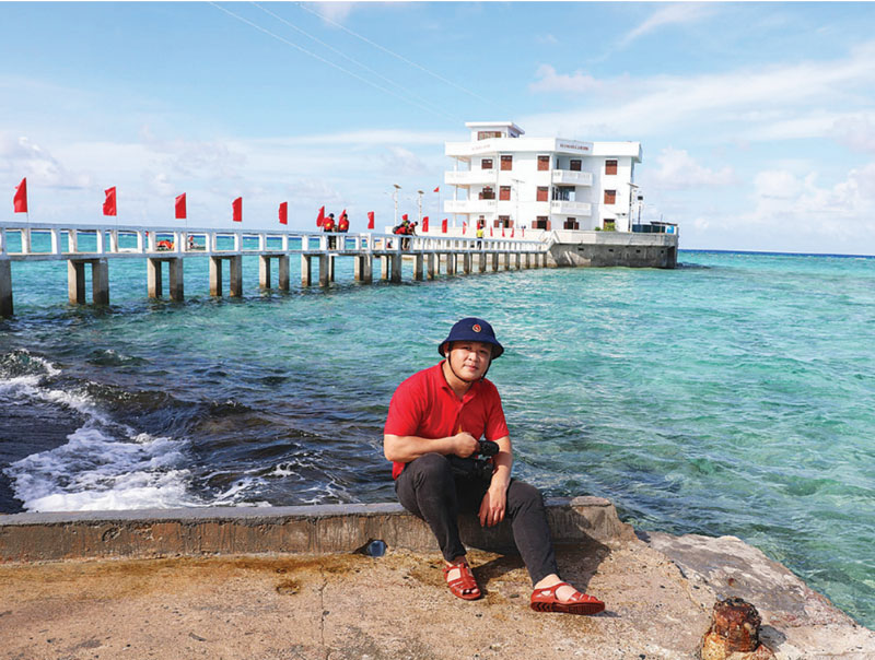 Holding the camera firmly, journalist To The was always in the mood to record every moment of his trip to Truong Sa.