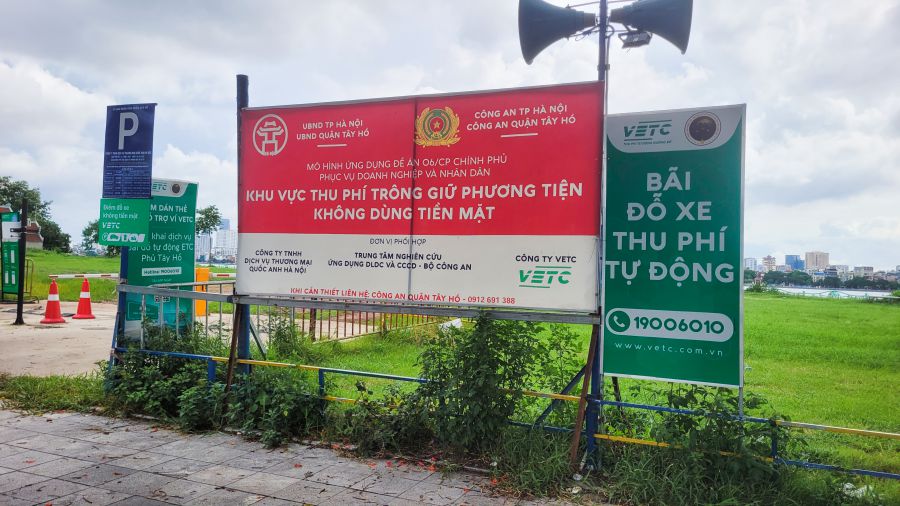 Cashless parking lot in Tay Ho district, Hanoi. Photo: Dang Tien