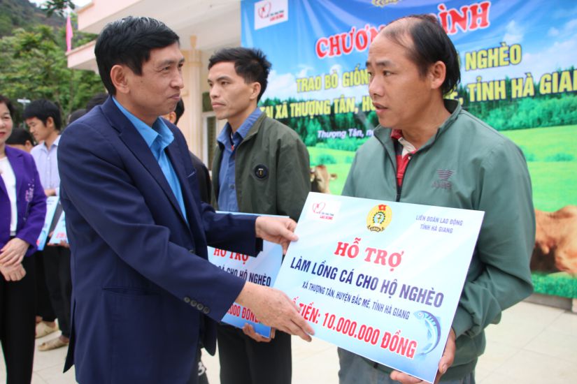 Quỹ XHTT Tấm lòng Vàng trao tiền hỗ trợ làm lồng cá cho đồng bào nghèo. Ảnh: VĂN TÙNG