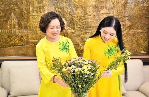 Meritorious Artist Phuong Nga sent a special MV to her loving mother. Photo: NVCC