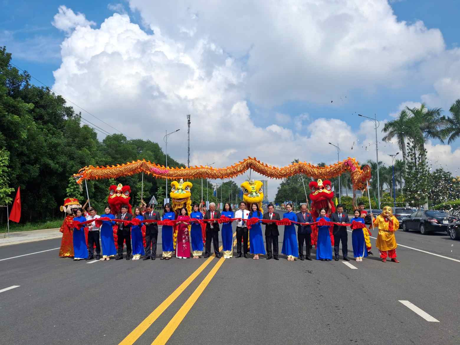 Đại biểu cắt băng khánh thành dự án đường Trục chính Đông Tây. Ảnh: Đình Trọng