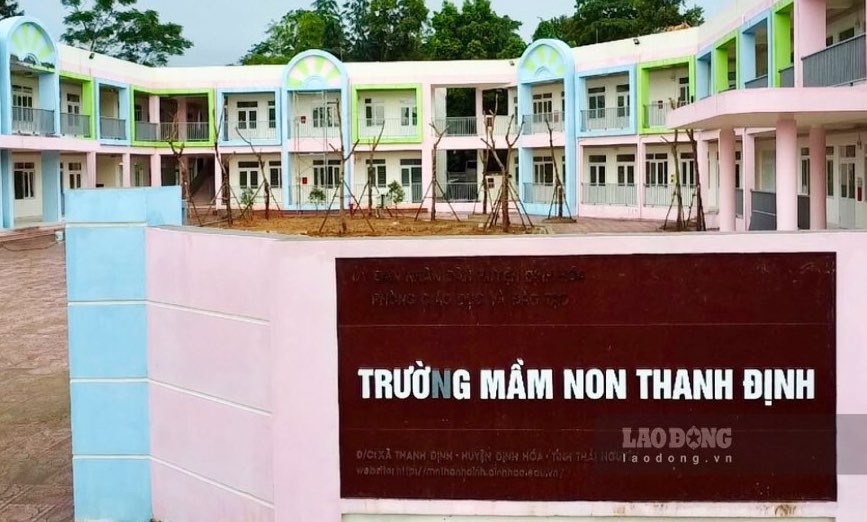 Ngày 20.8, trao đổi với PV, bà Nguyễn Thị Thu Hoài - Trưởng phòng Giáo dục và Đào tạo huyện Định Hóa cho biết, trường mầm non Thanh Định là một trong số những hạ tầng giáo dục có tổng mức đầu tư lớn nhất trên địa bàn. Đây là ngôi trường mơ ước của đồng bào vùng ATK Định Hóa. Dự kiến sẽ hoàn thành, bàn giao trước ngày 30.8, giúp nâng cao chất lượng giảng dạy, học tập.