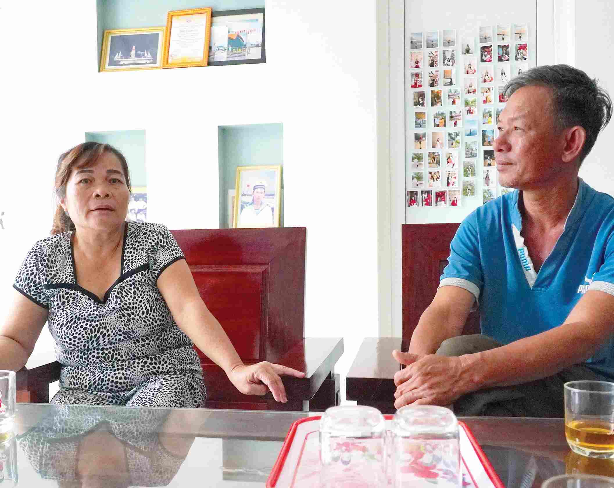  Phóng viên Báo Lao Động gặp gỡ gia đình ông Trương Văn Hiền - cựu chiến binh đảo Gạc Ma (thuộc quần đảo Trường Sa của Việt Nam) tại ngôi nhà mới xây dựng từ nguồn xã hội hóa. Ảnh: HẢI DANH