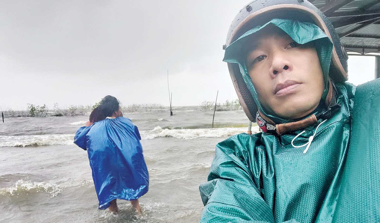 The author on a working trip to storm No. 9, in Phu Loc district, Thua Thien Hue in October 2020. Photo: QUACH DU