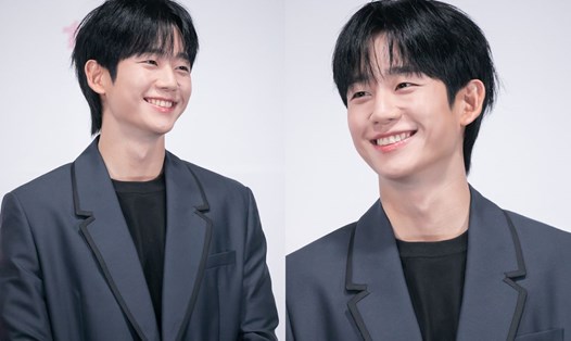 Jung Hae In trong họp báo ra mắt phim “Love Next Door”. Ảnh: Naver