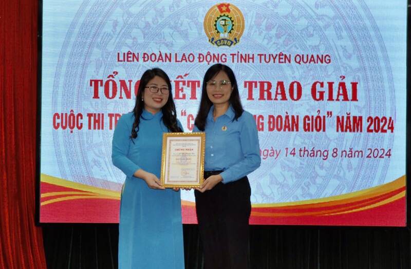 Bà Nguyễn Thị Thu Thủy - Chủ tịch LĐLĐ tỉnh Tuyên Quang trao giải cho thí sinh. Ảnh: Minh Thủy