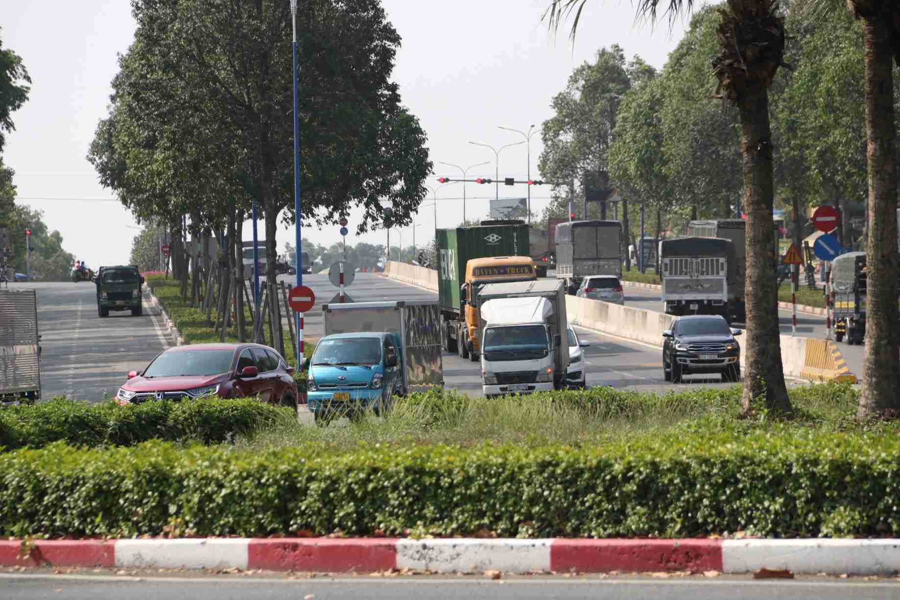 Traffic at My Phuoc roundabout is quite dangerous. Photo: Dinh Trong