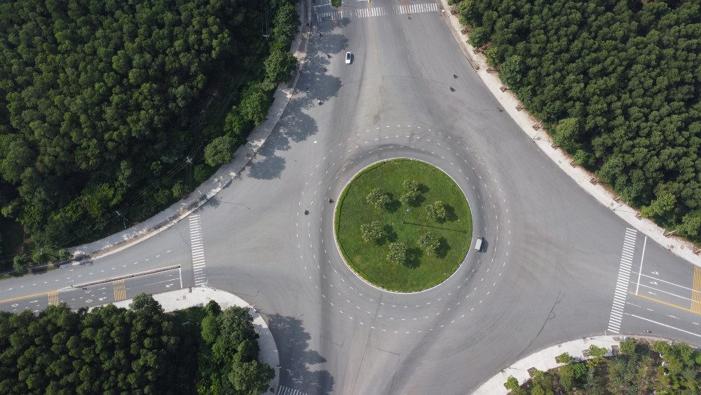 Unloading My Phuoc 3 roundabout. Photo: Dinh Trong