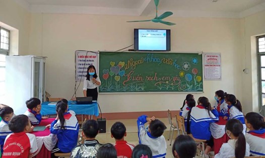 Các giáo viên hợp đồng định mức khoán có thêm chế độ hỗ trợ. Ảnh: Lam Thanh