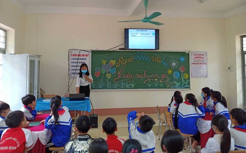 Các giáo viên hợp đồng định mức khoán có thêm chế độ hỗ trợ. Ảnh: Lam Thanh