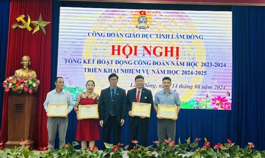 Ông Lê Ngọc Phúc - Phó Chủ tịch Liên đoàn Lao động tỉnh Lâm Đồng (giữa) trao tặng Kỷ niệm chương "Vì sự nghiệp xây dựng tổ chức Công đoàn" cho các cá nhân. Ảnh: THÚY NGÀ