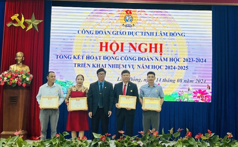 Ông Lê Ngọc Phúc - Phó Chủ tịch Liên đoàn Lao động tỉnh Lâm Đồng (giữa) trao tặng Kỷ niệm chương "Vì sự nghiệp xây dựng tổ chức Công đoàn" cho các cá nhân. Ảnh: THÚY NGÀ