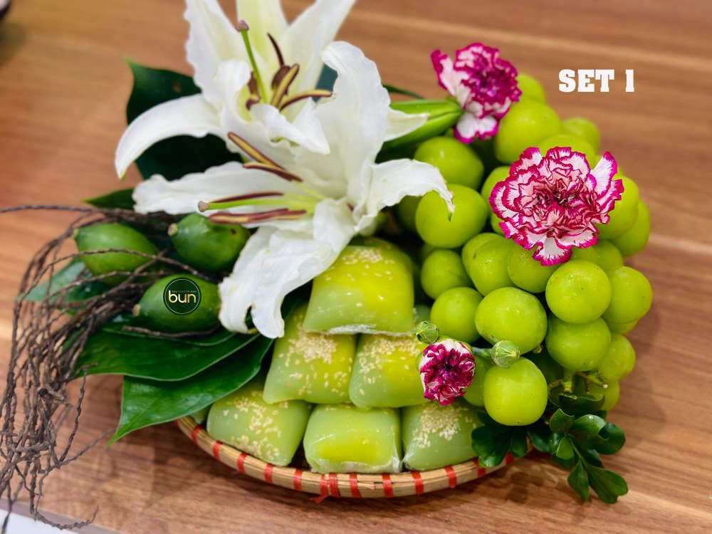 A tray of fruits offered on the Full Moon of July costs 300,000 VND. Photo: Kitchen Bun.