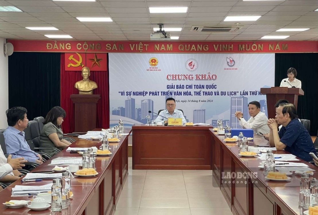 Hội đồng Chung khảo Giải báo chí toàn quốc “Vì sự nghiệp phát triển văn hóa, thể thao và du lịch“. Ảnh: Nguyễn Đạt