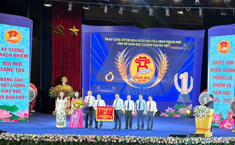 Hanoi People's Committee awarded the emulation flag to Hanoi Department of Education and Training. Photo: Thanh Binh