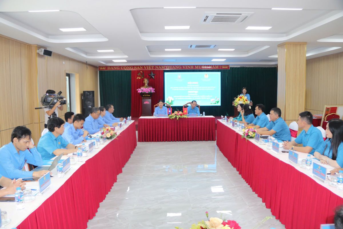 Experience exchange conference between the Confederation of Labor of Thanh Hoa province and the Union of Trade Unions of Hua Phan province, Lao People's Democratic Republic. Photo: Minh Hoang