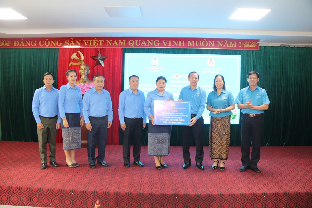 Thanh Hoa Provincial Confederation of Labor awarded 100 million VND to the representative of Hua Phan Provincial Trade Union Confederation (Laos). Photo: Minh Hoang