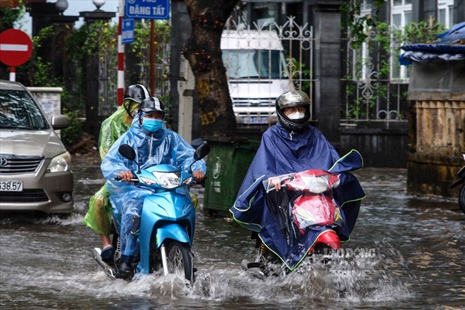 Heavy rain is forecast to gradually decrease in the North. Photo: Nguyen Long