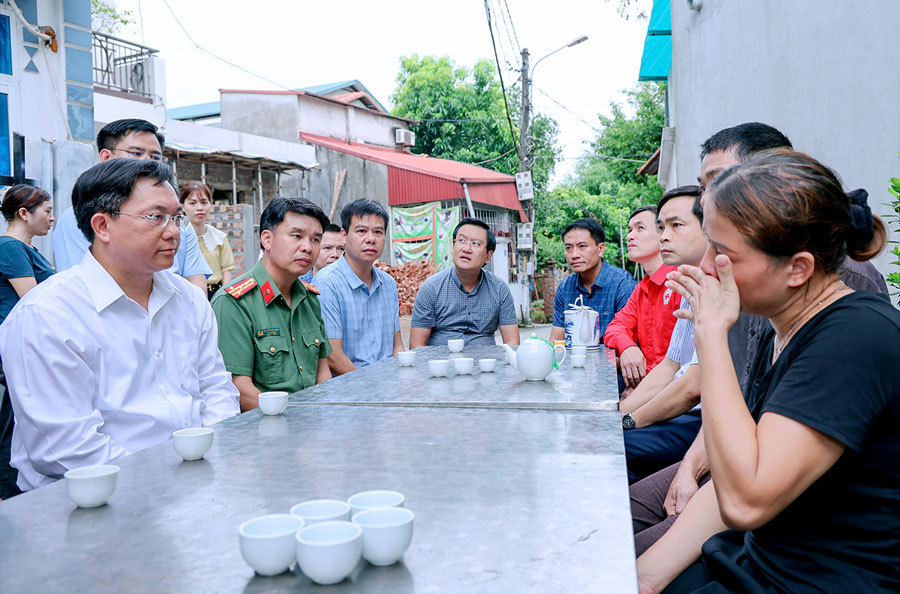 Chairman of the Provincial People's Committee Tran Duy Dong visited and offered condolences to the families of NKL victims, Dong Da ward, Vinh Yen city. Photo: Khanh Linh