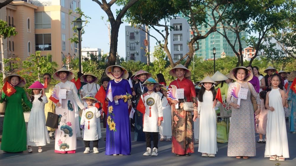 Hơn 500 người Đà Nẵng diễu hành áo dài tại cầu Nguyễn Văn Trỗi. Ảnh: Trần Thi