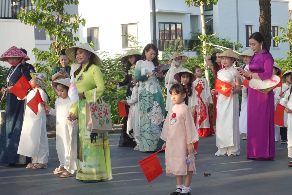 Nhiều người tham dự quảng diễn Áo dài tại cầu đi bộ Nguyễn Văn Trỗi (TP Đà Nẵng). Ảnh: Trần Thi