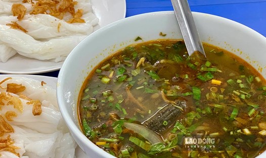 Súp lươn ăn kèm bánh mướt là đặc sản Nghệ An. Ảnh: Đức Anh