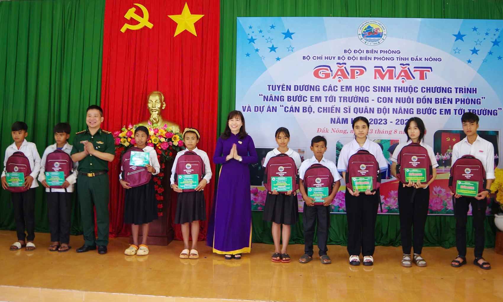 Bà Hà Thị Hạnh - Trưởng Ban Dân vận Tỉnh ủy Đắk Nông và Đại tá Nguyễn Trung Kiên tặng quà tuyên dương các em học sinh huyện Ô Răng, tỉnh Monđulkiri Campuchia và tỉnh Đắk Nông. Ảnh: Văn Hoàn